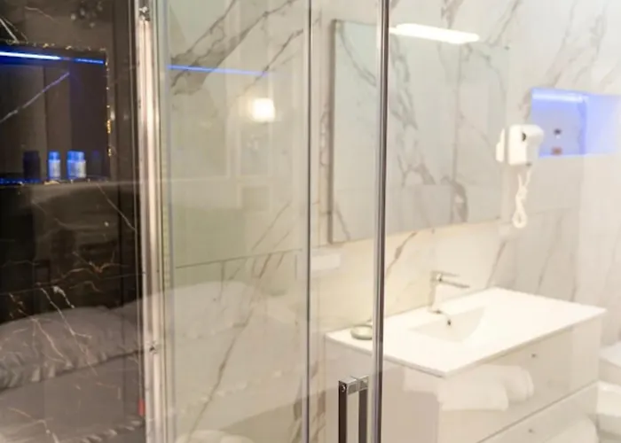 Elegance לינה וארוחת בוקר 3*