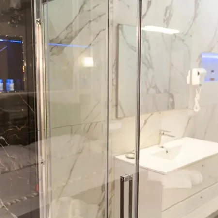 Elegance לינה וארוחת בוקר 3*